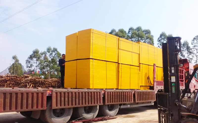 上?？蛻粲嗁?gòu)九層紅板和4*8木方